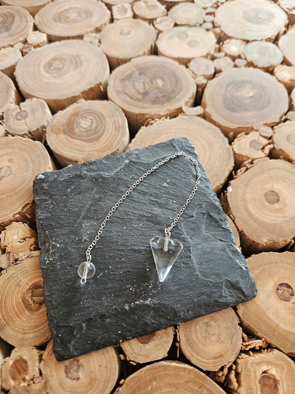 Pendel aus weissem Stein