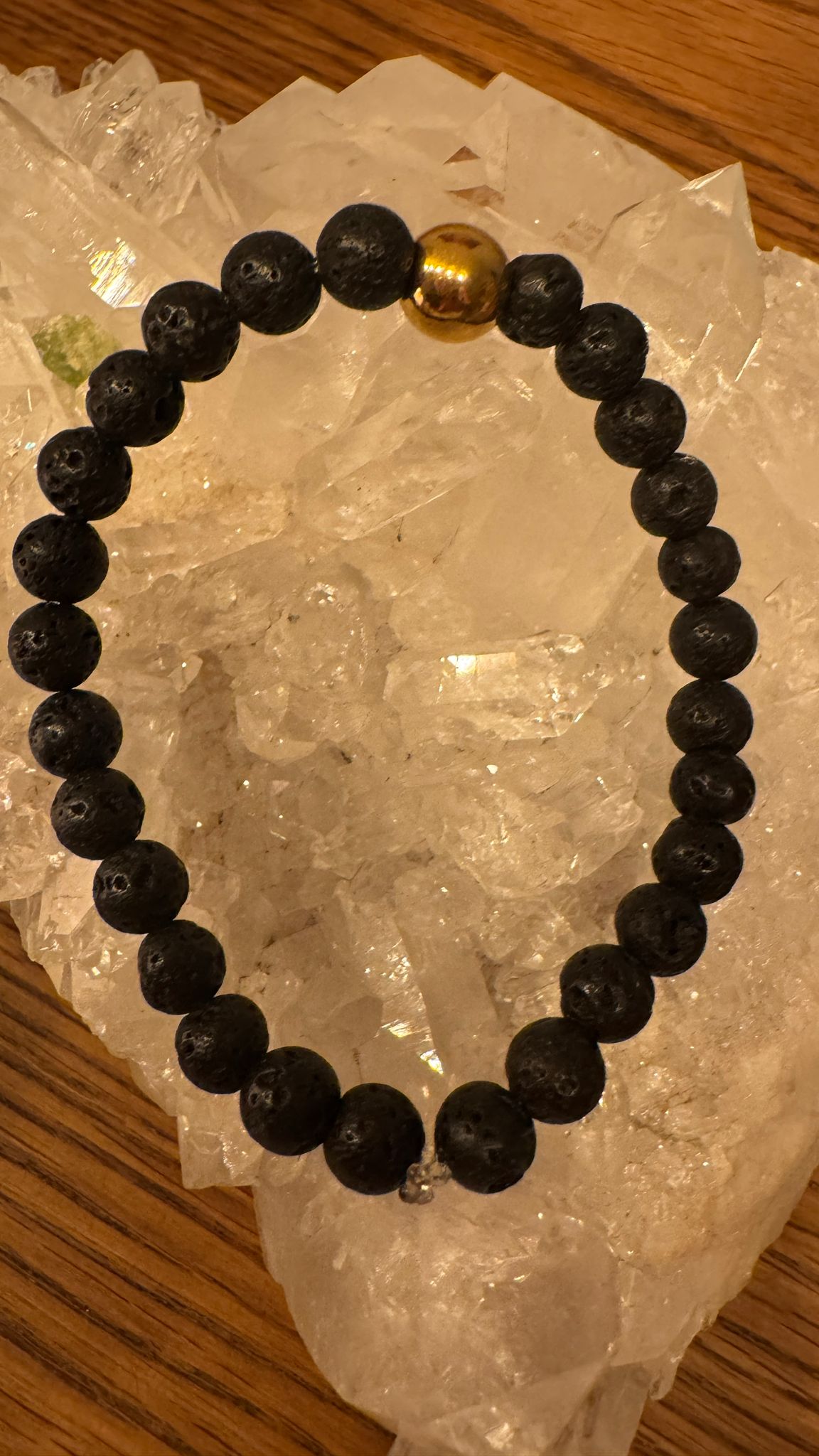 Handgemachtes Lavastein-Armband 6mm mit goldener Edelstahl-Perle