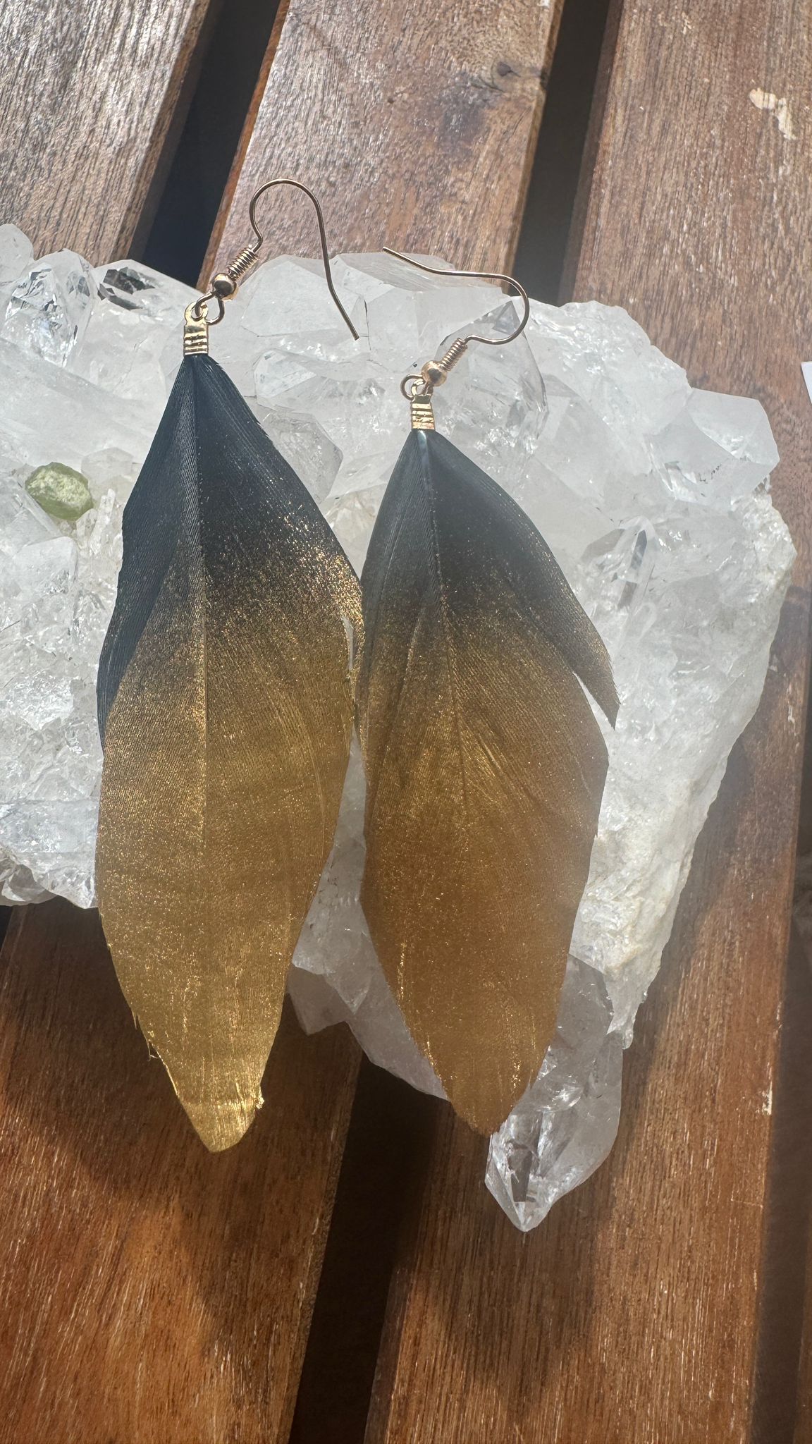 Bunte Feder Ohrringe Boho Style leichte Statement Ohrringe Spirit Place Schweiz