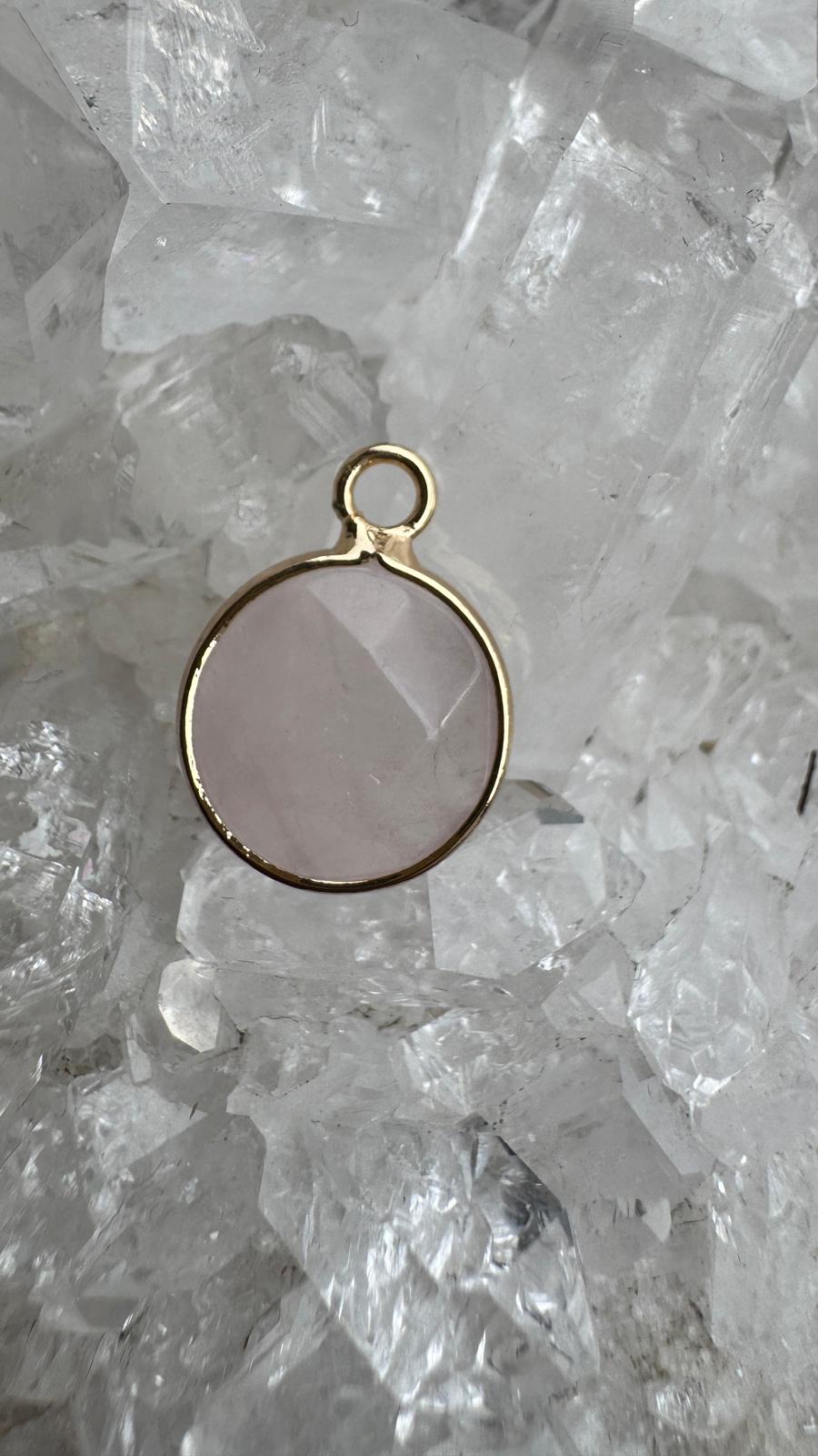 Rosenquarz Anhänger – Leicht vergoldet (Brass Edge)