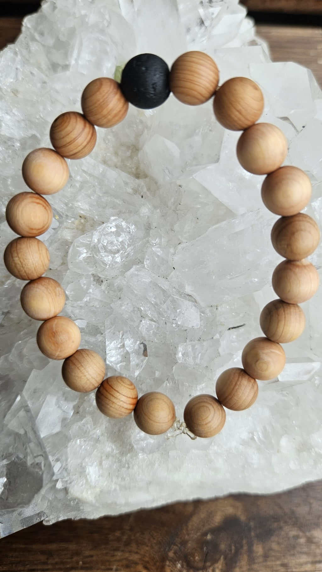 Handgefertigtes Zedernholz & Lavastein Armband von Spirit-Place.ch