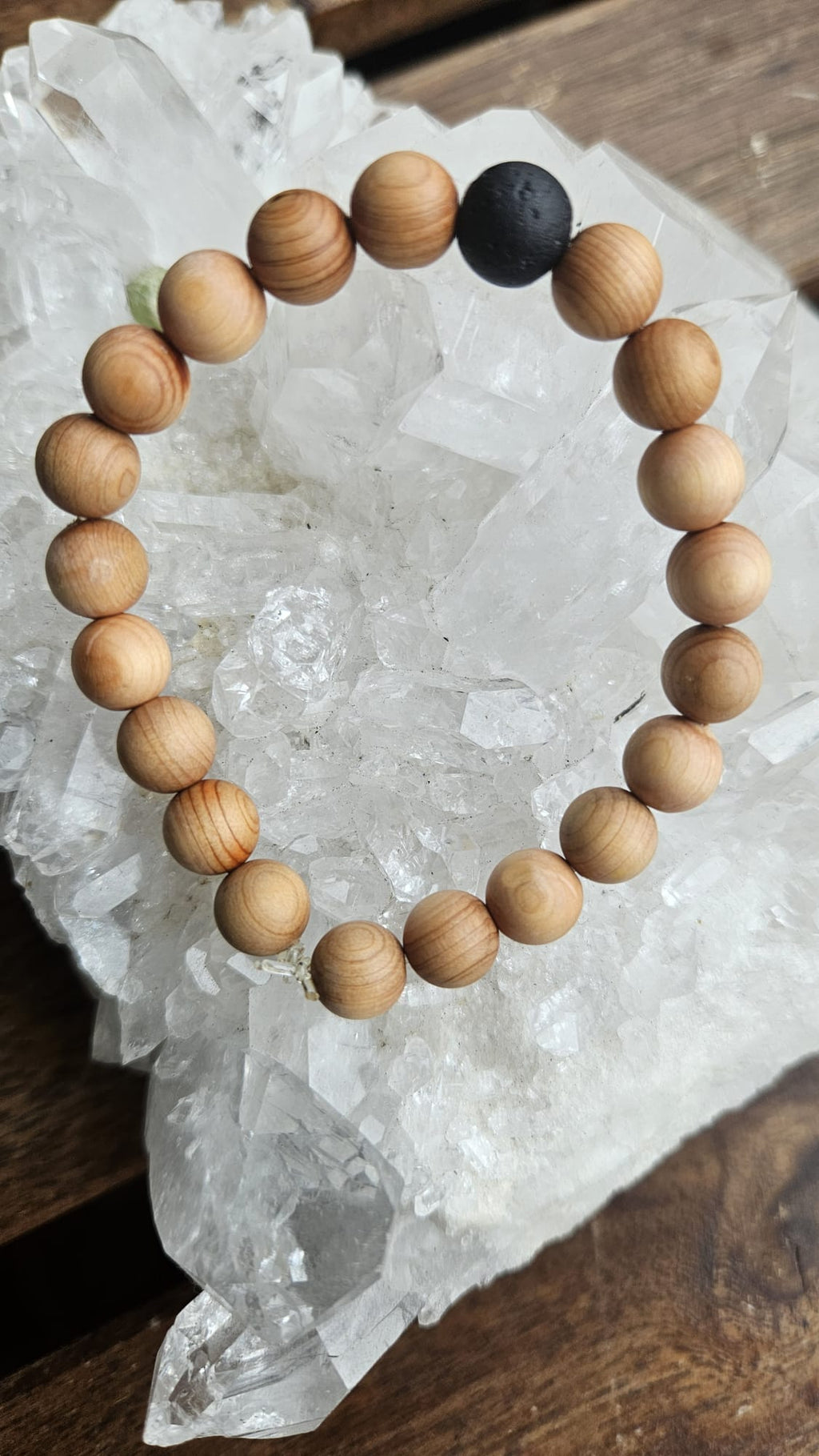 Handgefertigtes Zedernholz & Lavastein Armband von Spirit-Place.ch