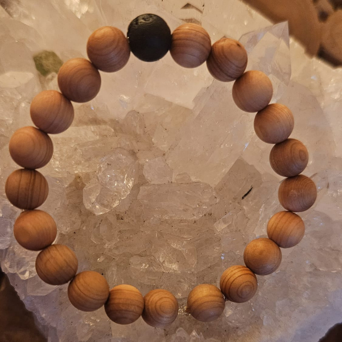 Handgefertigtes Zedernholz & Lavastein Armband von Spirit-Place.ch